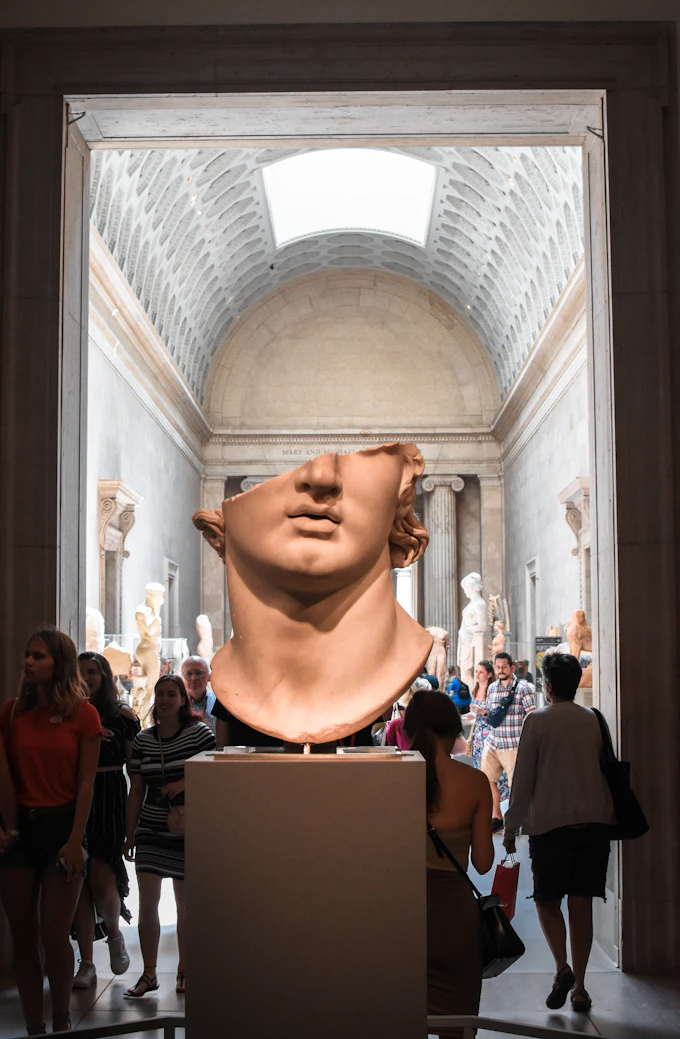 Tête sculptée monumentale dans une galerie de musée